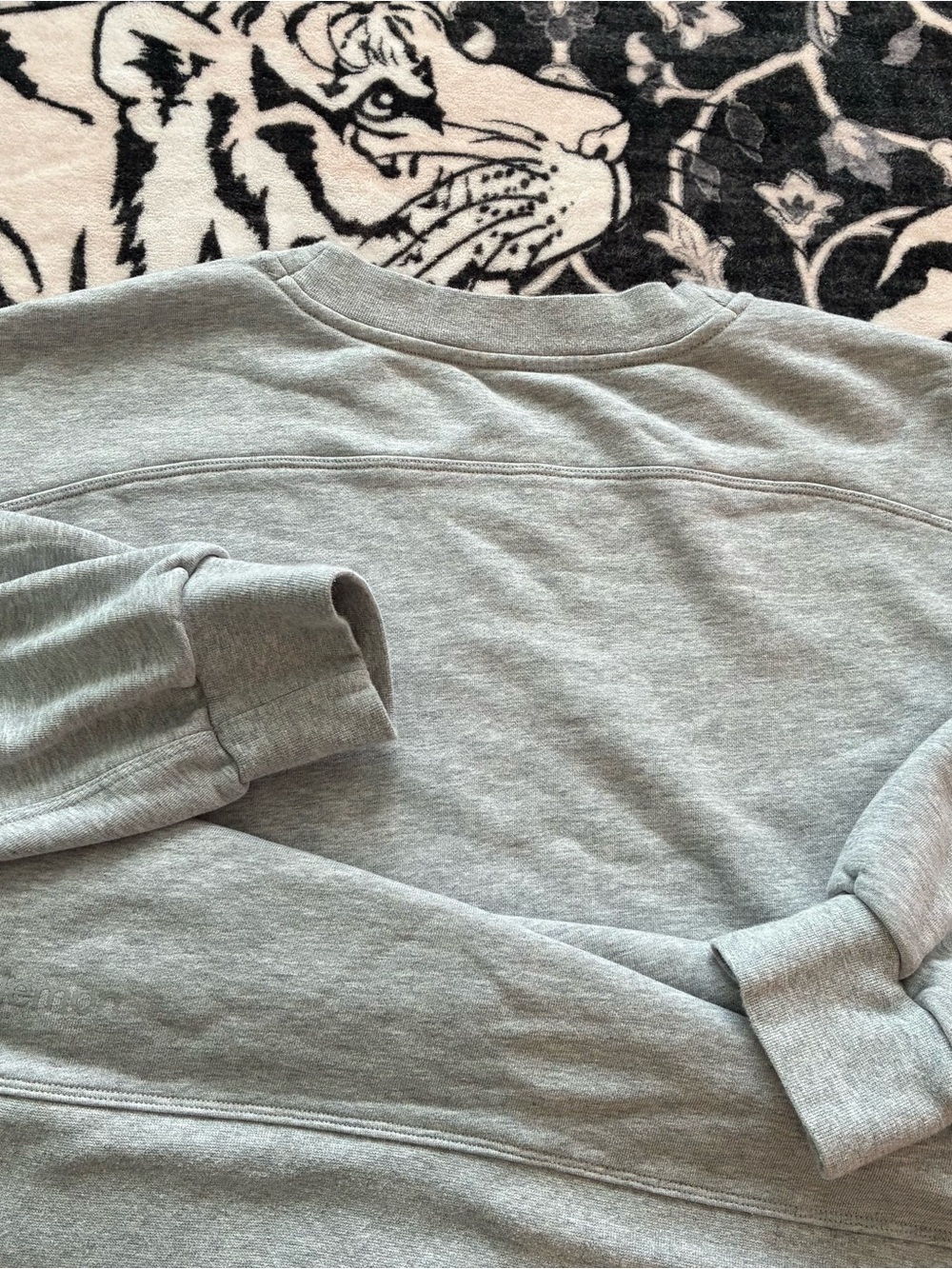 000 - WOMENS LULULEMON ATHLETICA GREY GYM WORKOUT YOGA PULLOVER SWEATSHIRT
